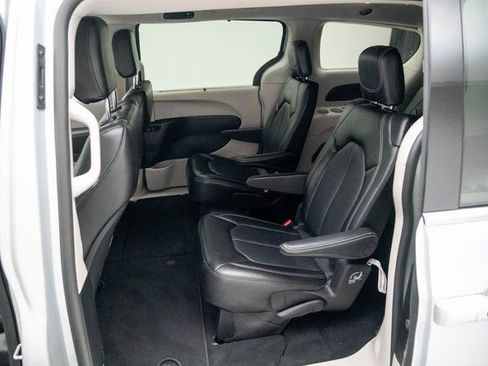 Used 2024 Chrysler Pacifica Touring-L image 27