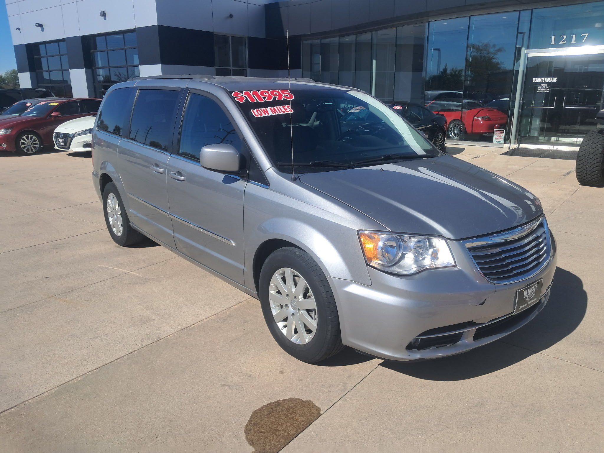 Used 2016 Chrysler Town & Country Touring FWD image 1