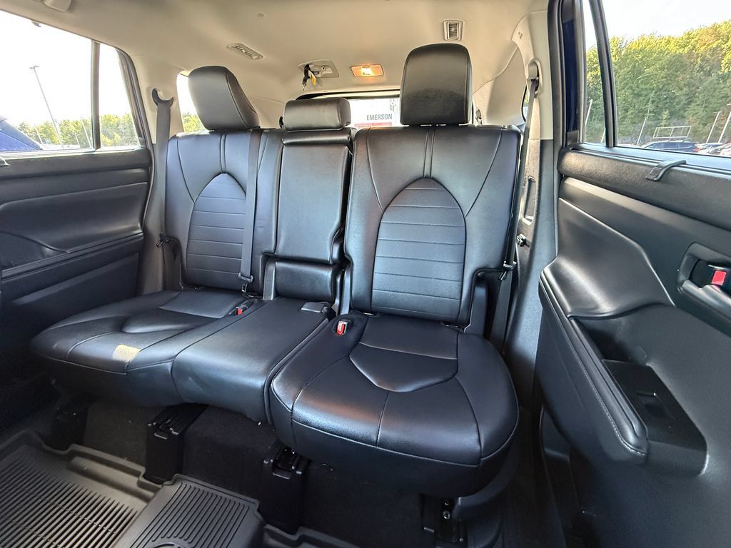 Used 2026 Toyota Highlander XLE AWD/4WD image 12