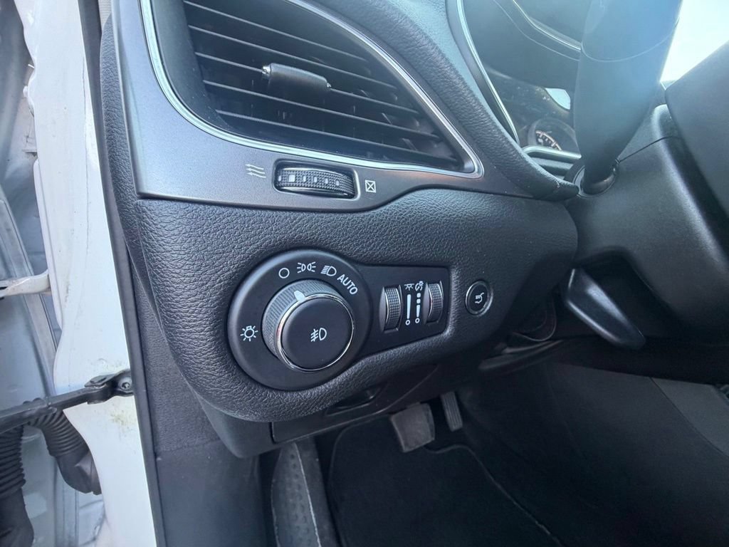 Used 2022 Jeep Cherokee Latitude Lux w/ Sun & Sound Group AWD/4WD image 22