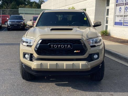 Used 2017 Toyota Tacoma TRD Sport AWD/4WD image 2
