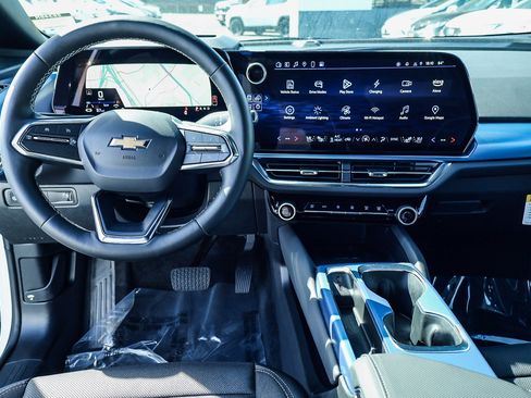 Used 2025 Chevrolet Equinox EV LT w/ Convenience Package II image 3