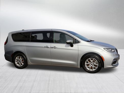 Used 2023 Chrysler Pacifica Touring-L image 7