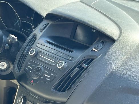 Used 2017 Ford Focus SE w/ Cold Weather Package FWD image 9