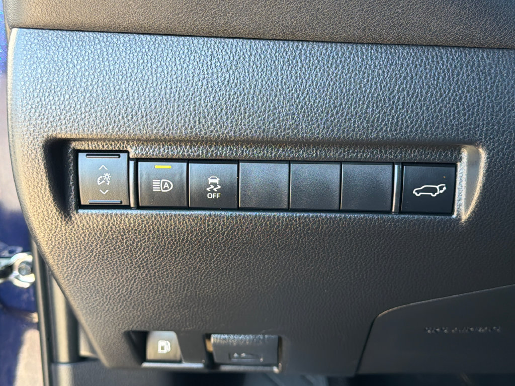 Used 2023 Toyota Venza LE AWD/4WD image 21