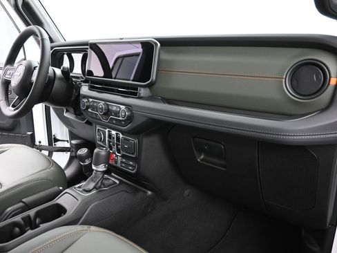 Used 2025 Jeep Gladiator Mojave w/ Convenience Group image 26