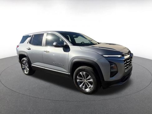 Used 2025 Chevrolet Equinox LT image 2