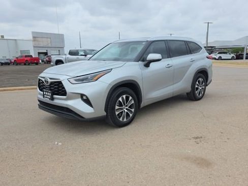 Used 2021 Toyota Highlander XLE image 2
