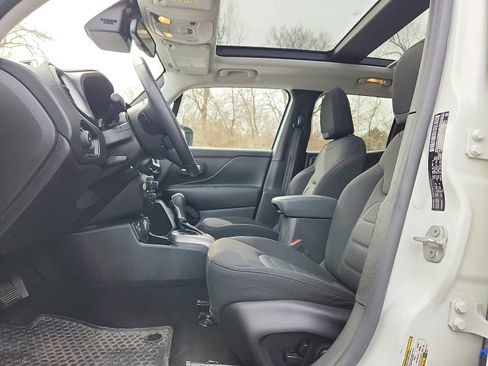 Certified 2022 Jeep Renegade Latitude w/ Sun/Sound Group image 13