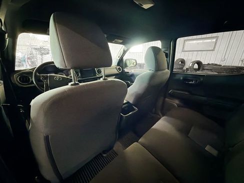 Used 2018 Toyota Tacoma TRD Sport image 9