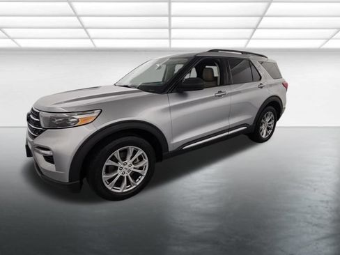 Used 2020 Ford Explorer XLT w/ Equipment Group 202A AWD/4WD image 3