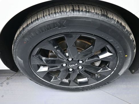 Certified 2024 Kia Carnival SX image 13