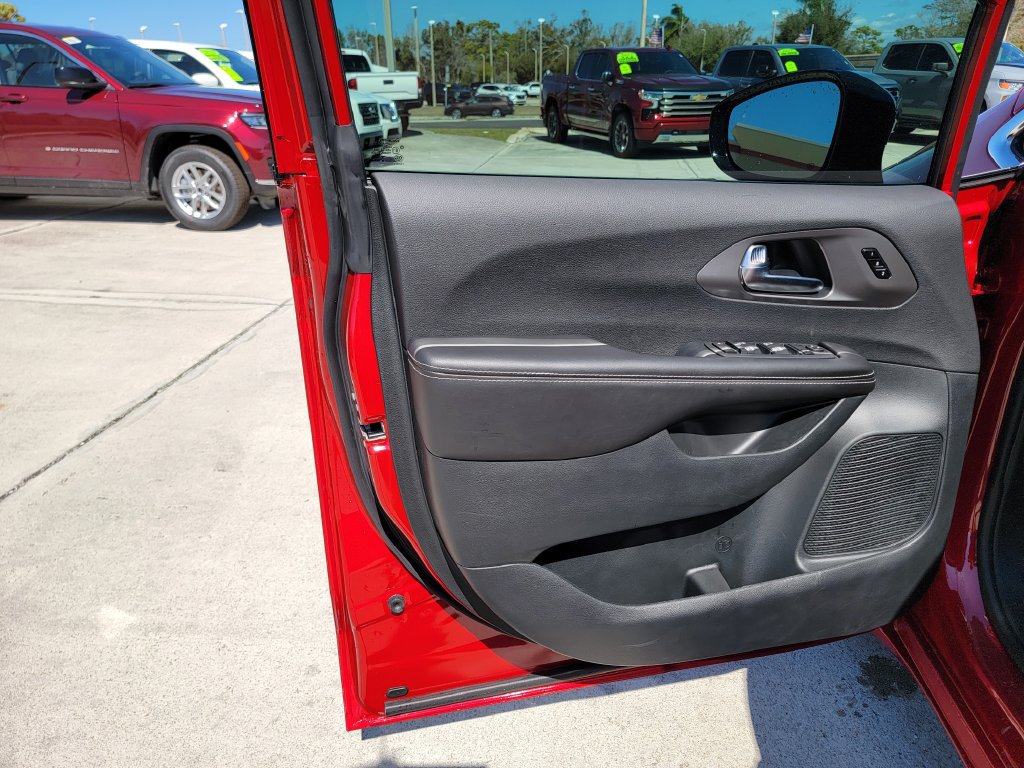 New 2026 Chrysler Pacifica Select FWD image 8