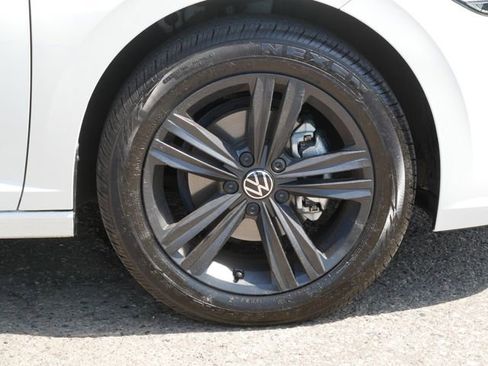 Certified 2023 Volkswagen Jetta SE w/ Panoramic Sunroof Package FWD image 9
