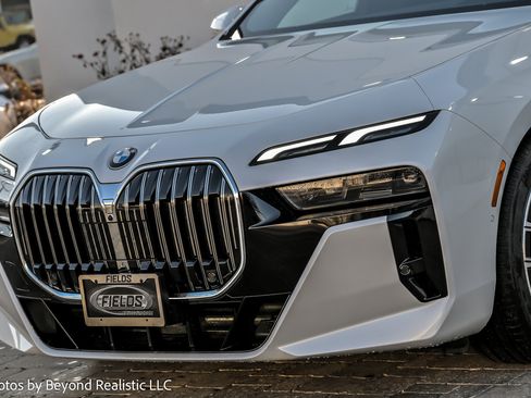 Used 2025 BMW 740i xDrive w/ Premium Package image 11