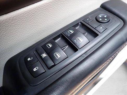 Used 2019 Chrysler Pacifica Touring-L image 14