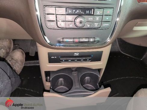 Used 2014 Chrysler Town & Country Touring-L w/ Driver Convenience Group image 22