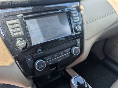 Used 2017 Nissan Rogue SL w/ SL Premium Package FWD image 17