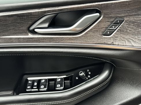 Used 2022 Jeep Grand Cherokee Overland image 27