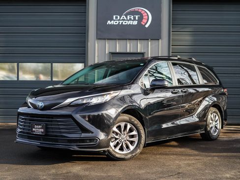 Used 2022 Toyota Sienna LE image 3