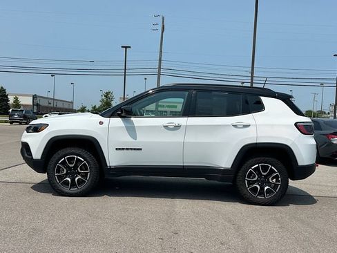 Used 2025 Jeep Compass Trailhawk AWD/4WD image 2
