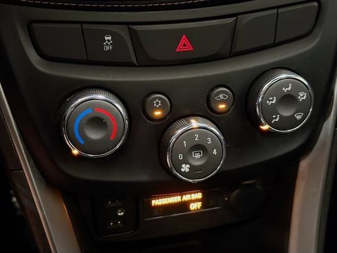 Used 2020 Chevrolet Trax LT w/ Sun & Sound Package FWD image 27