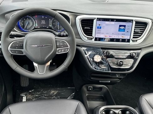 New 2026 Chrysler Pacifica Select image 11