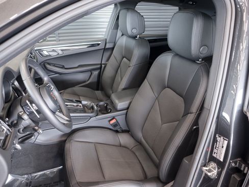 Certified 2026 Porsche Macan AWD/4WD image 5