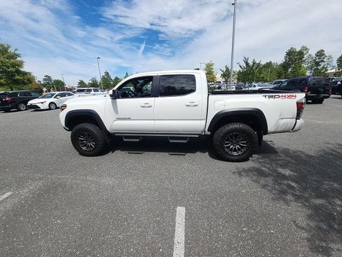 Used 2020 Toyota Tacoma TRD Off-Road w/ TRD Premium Off Road Package AWD/4WD image 9