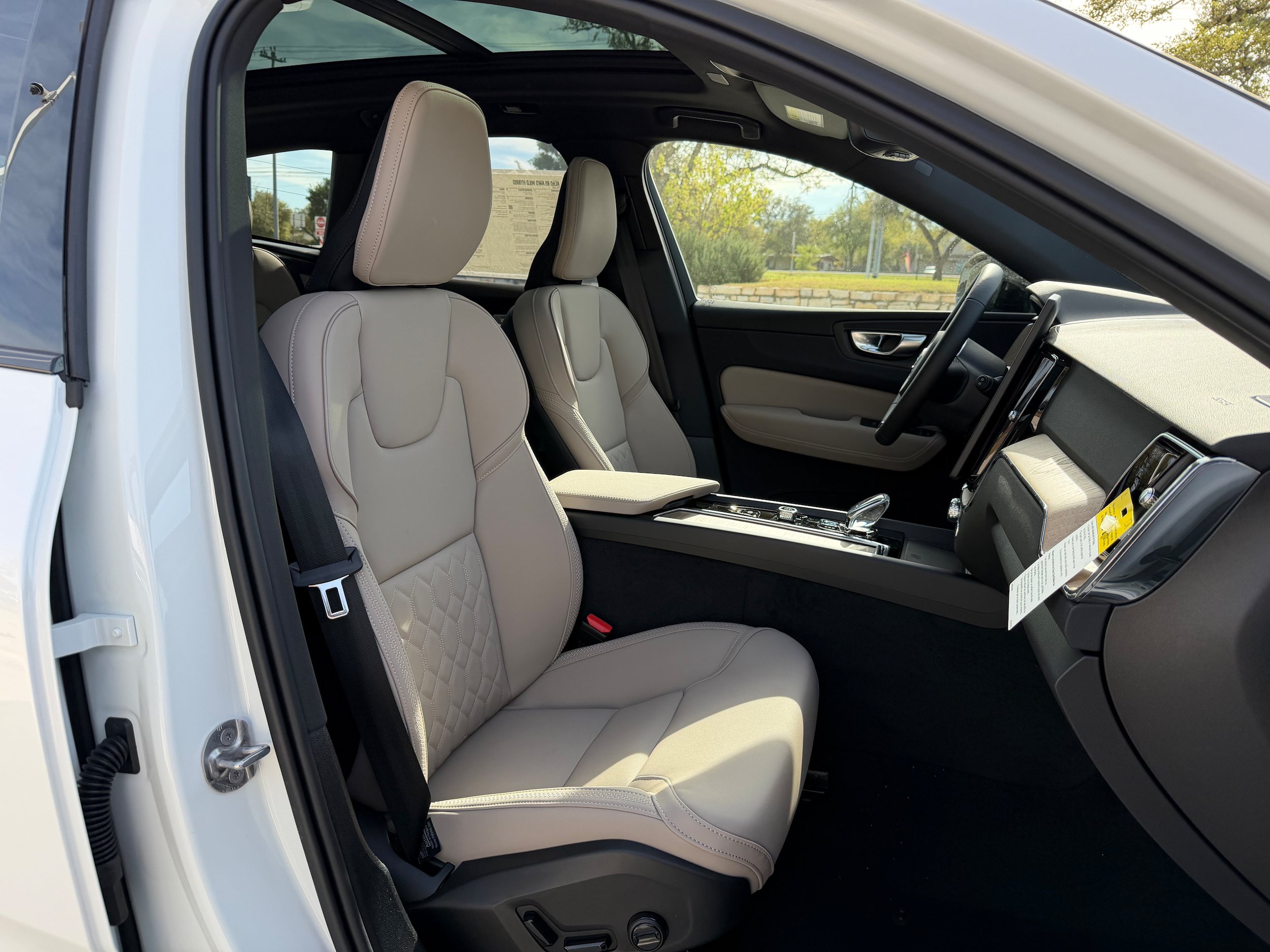 New 2026 Volvo XC60 B5 Plus w/ Protection Package Premier AWD/4WD image 8