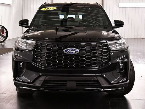 Used 2025 Ford Explorer ST-Line w/ ST-Line Street Pack AWD/4WD image 2