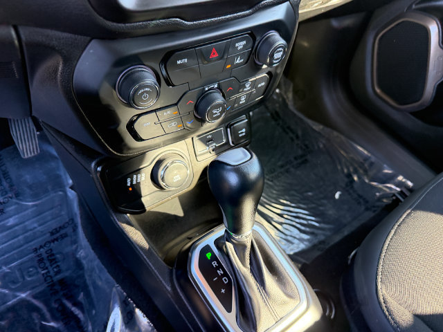 Used 2023 Jeep Renegade Latitude AWD/4WD image 21