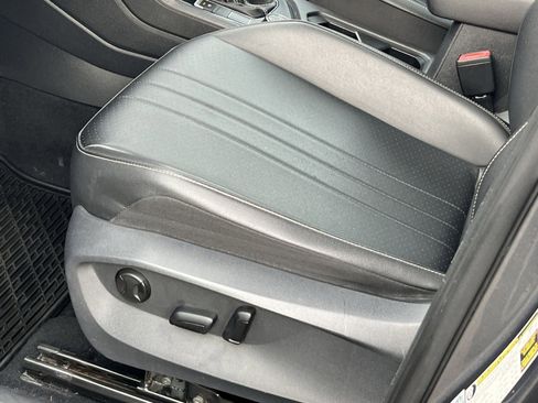 Used 2022 Volkswagen Tiguan SE w/ Panoramic Sunroof Package image 13