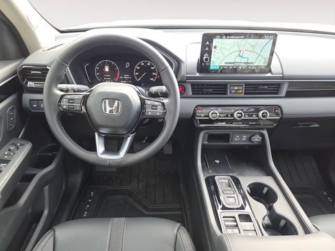 Used 2025 Honda Pilot Touring image 10
