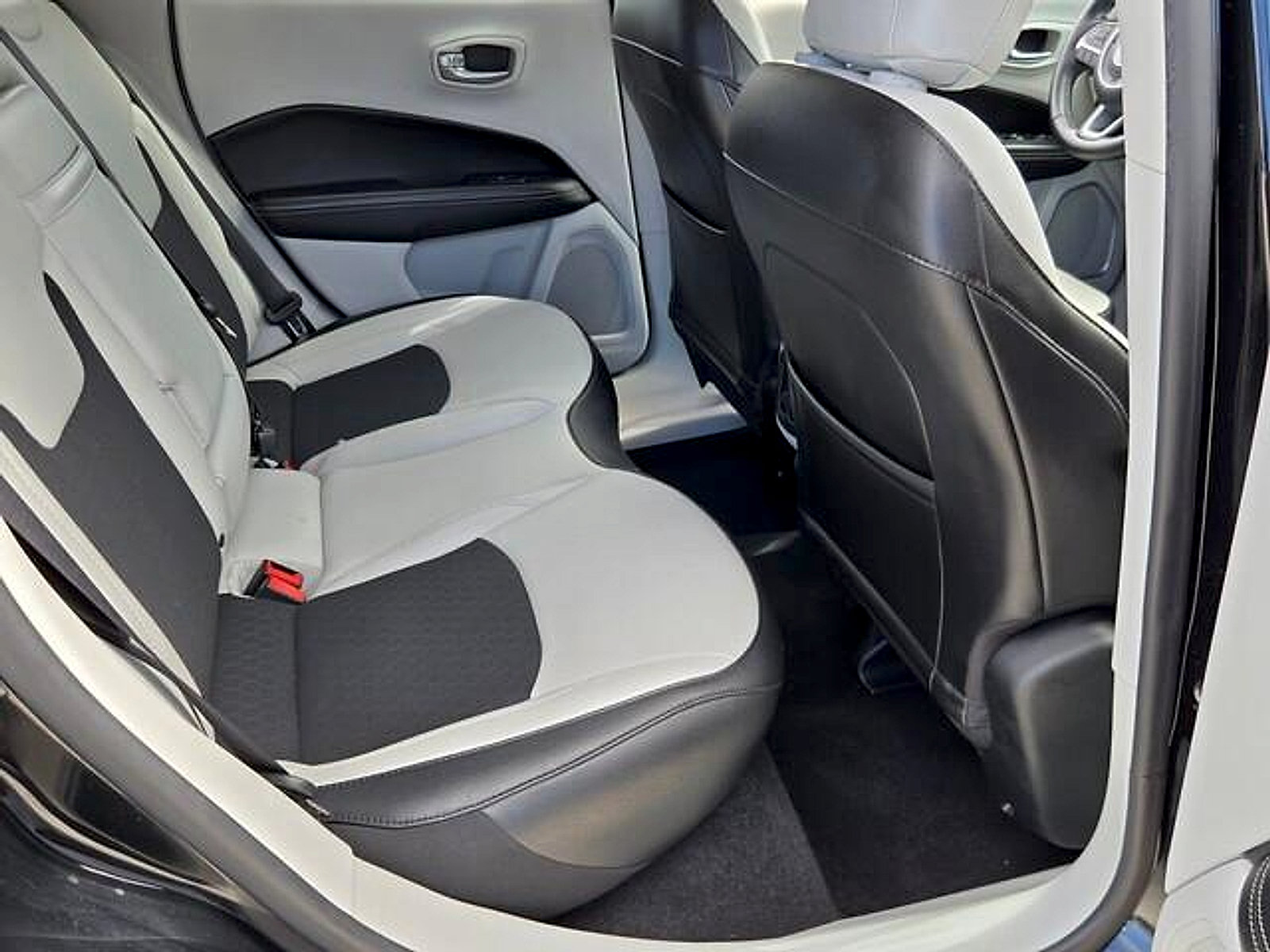 Used 2019 Jeep Compass Latitude FWD image 15