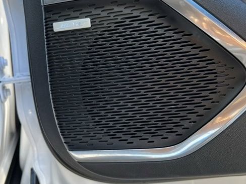 Used 2025 Chevrolet Traverse RS image 32