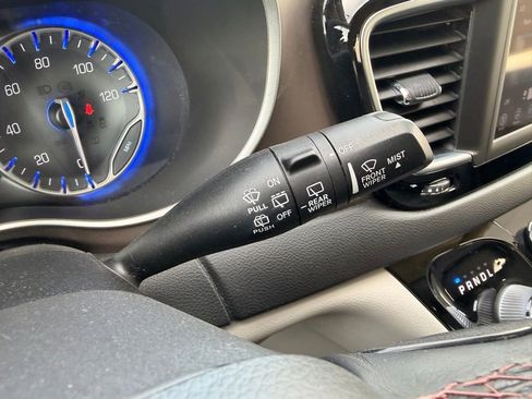 Used 2018 Chrysler Pacifica Touring-L image 13