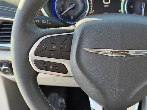 Used 2023 Chrysler Pacifica Limited image 15