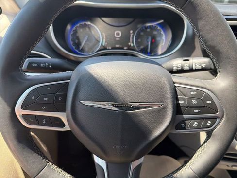 Used 2024 Chrysler Pacifica Touring-L image 14