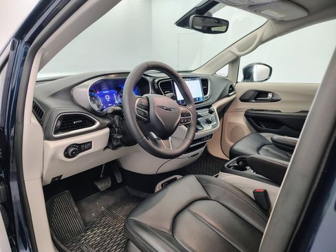 Used 2024 Chrysler Pacifica Touring-L AWD/4WD image 41