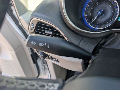Used 2024 Chrysler Pacifica Touring-L FWD image 25