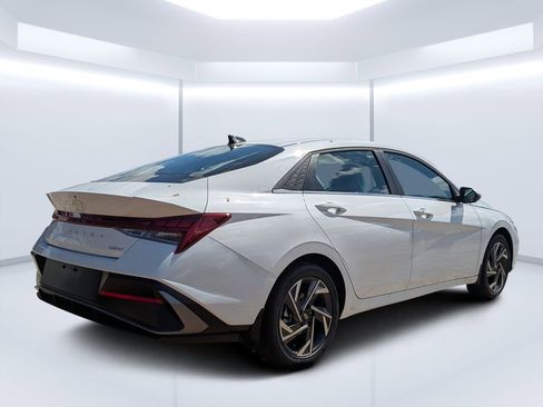 New 2026 Hyundai Elantra Limited FWD image 3
