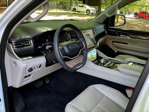 Used 2024 Jeep Wagoneer 4WD w/ Premium Group I image 15