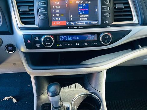 Used 2018 Toyota Highlander XLE image 13