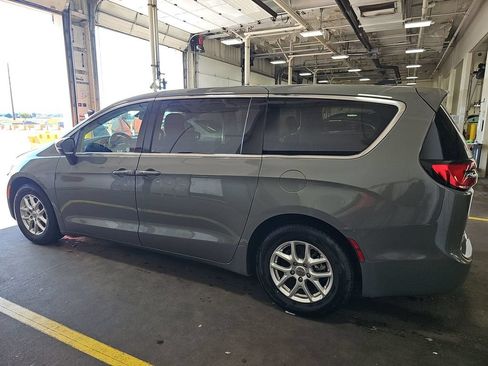 Used 2023 Chrysler Pacifica Touring-L FWD image 7