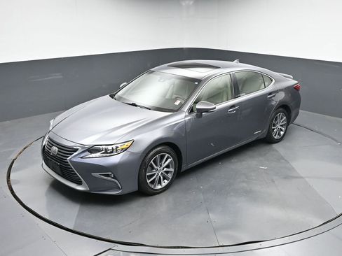 Used 2017 Lexus ES 300h image 32