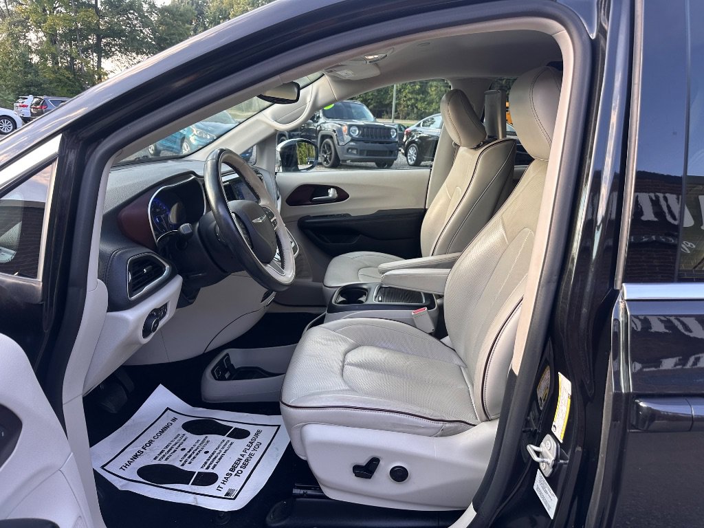 Used 2017 Chrysler Pacifica Limited w/ UConnect Theater Package FWD image 11