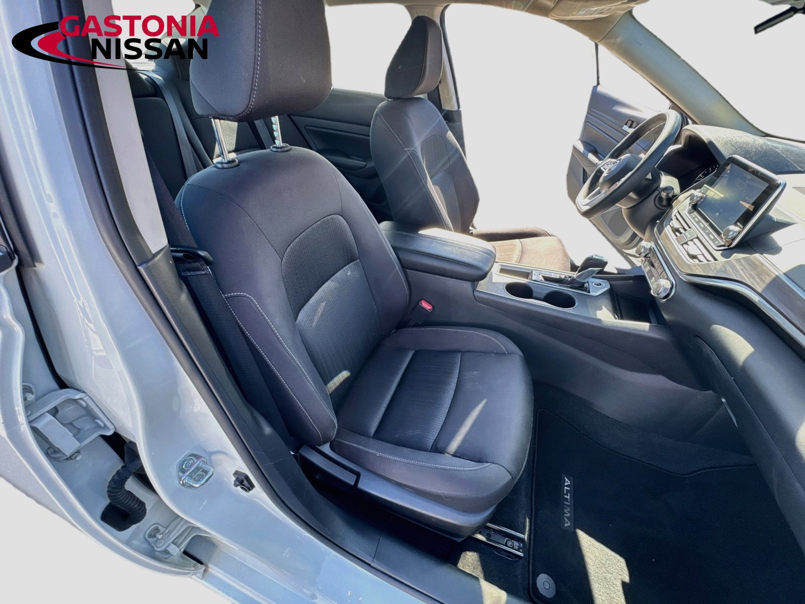 Used 2025 Nissan Altima 2.5 SV FWD image 37