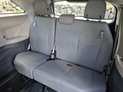 Used 2023 Toyota Sienna XLE AWD/4WD image 25