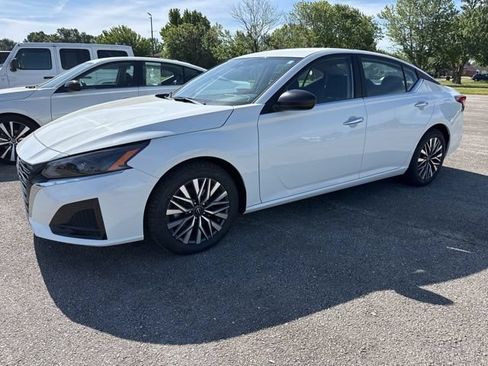 Used 2025 Nissan Altima 2.5 SV FWD image 2